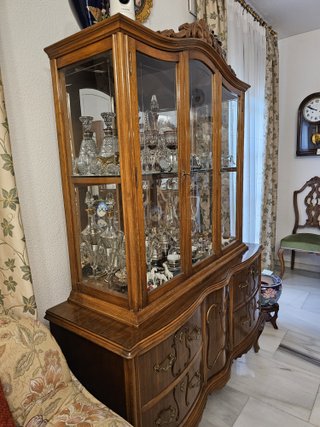 Muebles de salón. Vitrina y aparador