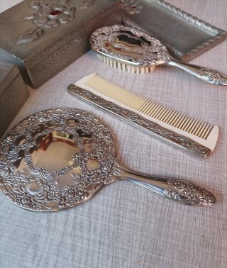 Set di trucco vintage con fiori rossi