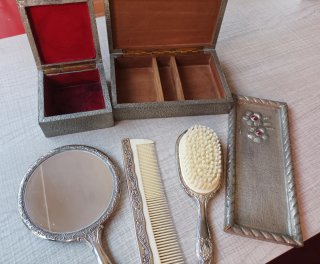 Set di trucco vintage con fiori rossi