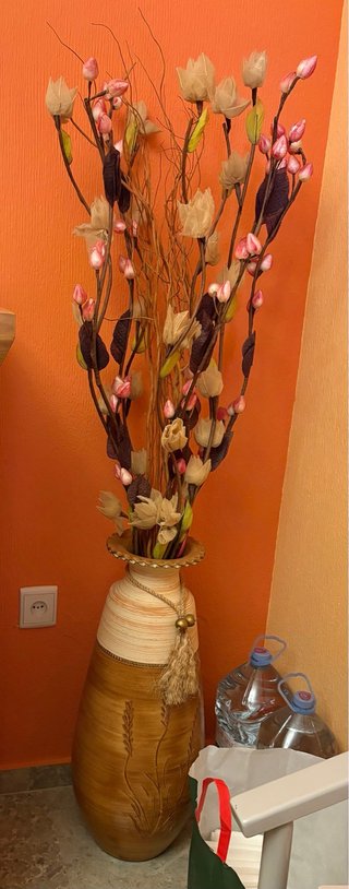 Jarrón alto de cerámica con flores secas