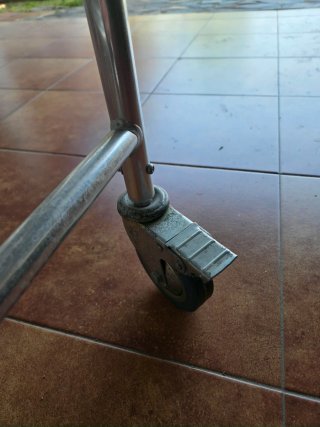 Silla de ruedas para baño con inodoro