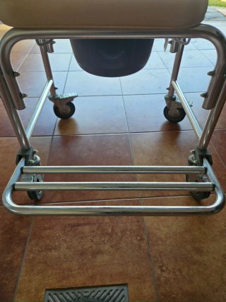 Silla de ruedas para baño con inodoro