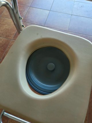 Silla de ruedas para baño con inodoro
