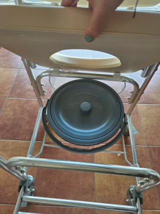 Silla de ruedas para baño con inodoro