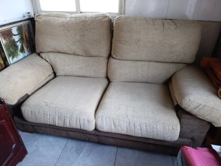 Sofá de tela beige y marrón