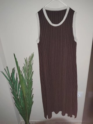 Vestido marrón con rayas finas