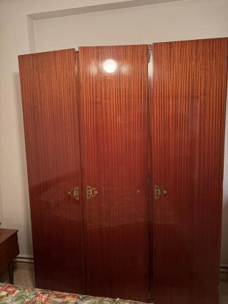 Armario de madera maciza