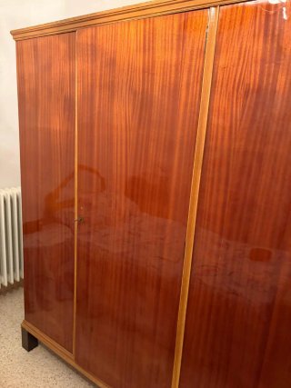Armario de madera maciza