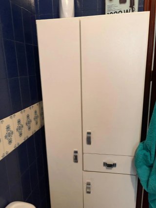 Muebles de baño azul y blanco