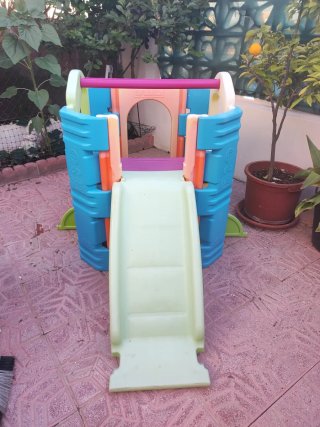 Parque infantil exterior con tobogán