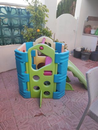 Parque infantil exterior con tobogán