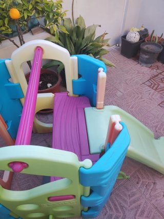 Parque infantil exterior con tobogán