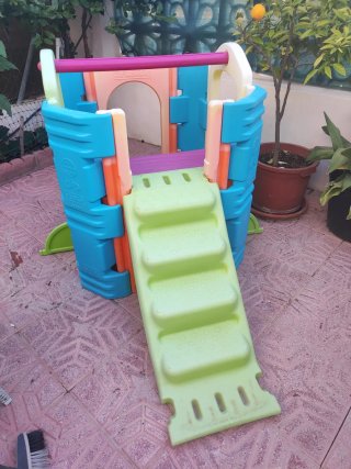 Parque infantil exterior con tobogán