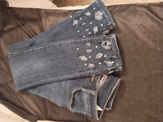 Pantalón vaquero desgastado con pedrería
