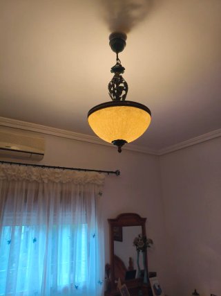 Lámpara de techo y 2 mesitas de noche