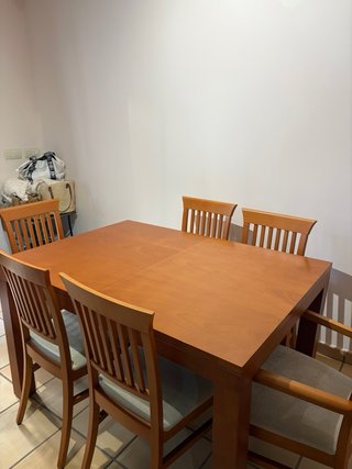 Mueble aparador madera y juego de mesas y silla