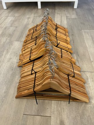 Lote de 60 perchas de madera