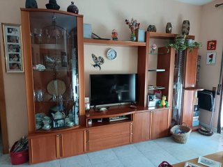 Mueble de comedor de madera y cristal