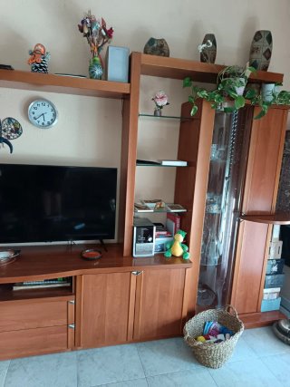 Mueble de comedor de madera y cristal