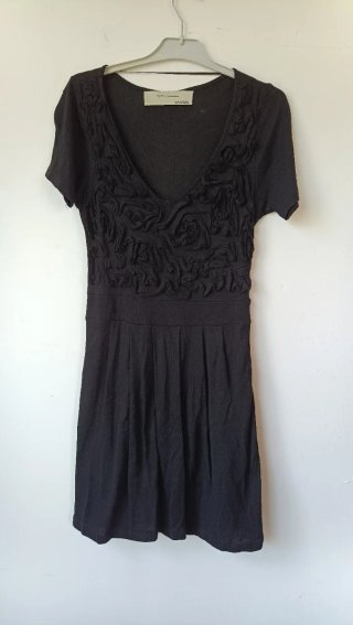 Vestido negro elegante con detalles de volantes