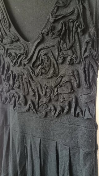 Vestido negro elegante con detalles de volantes