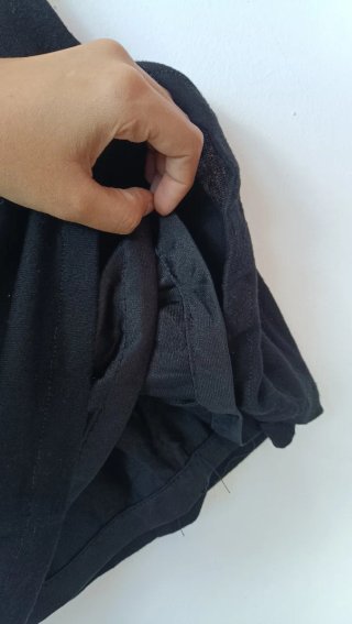 Vestido negro elegante con detalles de volantes