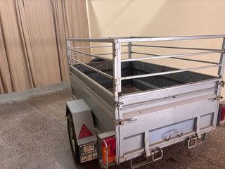 Remolque de carga basculante con rueda de repuesto