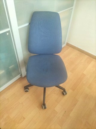 Mesa abatible y silla ergonómica