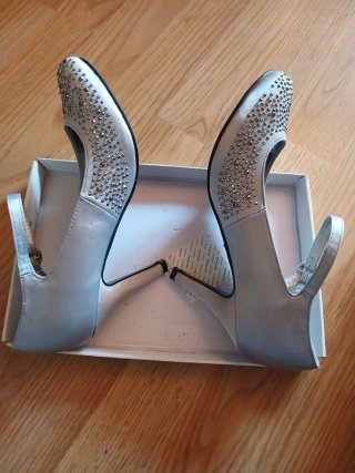 Zapatos de fiesta plateados con pedrería