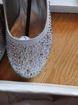 Zapatos de fiesta plateados con pedrería