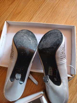 Zapatos de fiesta plateados con pedrería