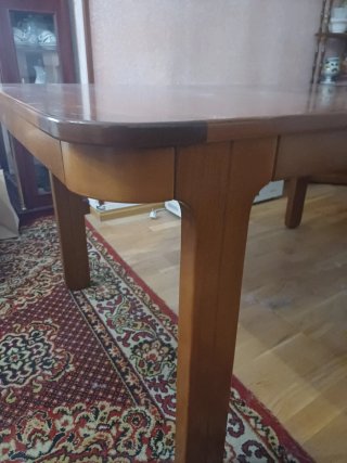 Mesa de comedor de madera