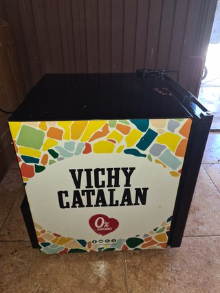 Mini nevera expositor VICHY para refrescos, de 52L