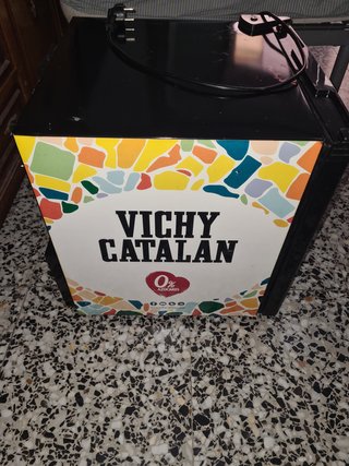 Mini nevera expositor VICHY para refrescos, de 52L