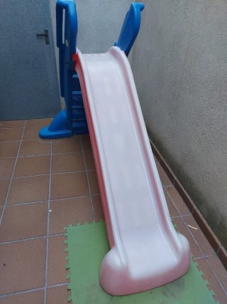 Tobogán infantil azul y rosa