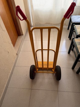 Caretilla de mano amarilla