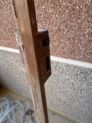 Puerta de hierro con marco