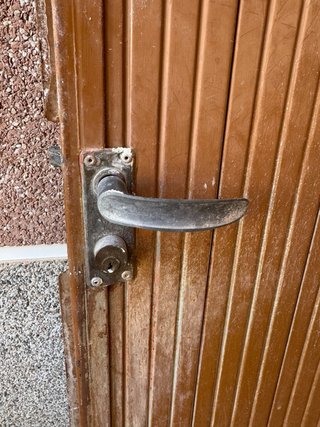 Puerta de hierro con marco