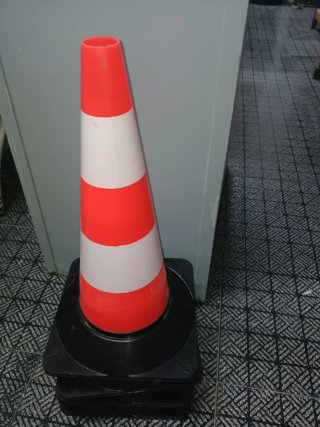 Conos de señalización naranja y blanco