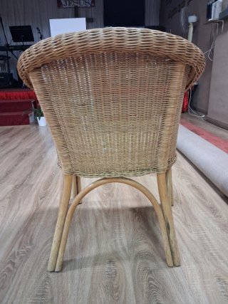 Silla de ratán marrón