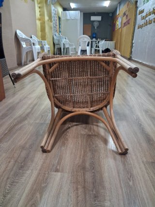 Silla de ratán marrón