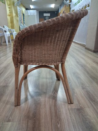 Silla de ratán marrón