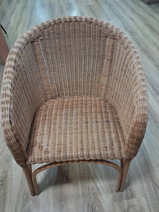 Silla de ratán marrón