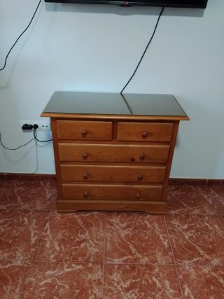 Cómoda de madera con tapa de cristal