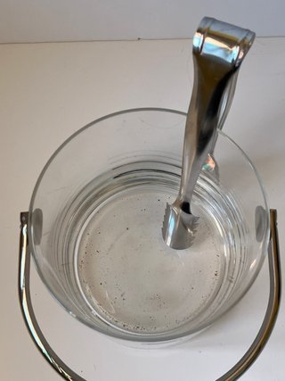 Cubitera de cristal con pinzas.