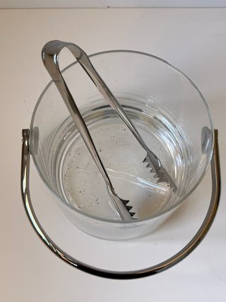 Cubitera de cristal con pinzas.