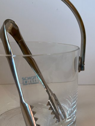 Cubitera de cristal con pinzas.