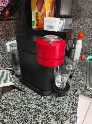 Cafetera Nespresso Roja y Negra