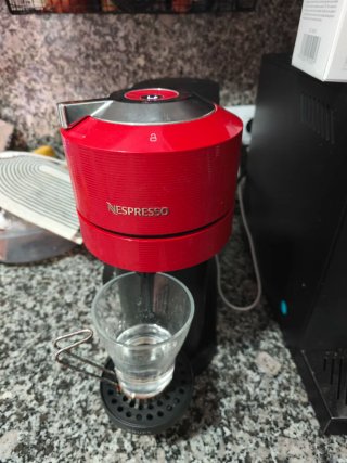 Cafetera Nespresso Roja y Negra