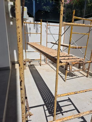 Andamio de obra metálico.